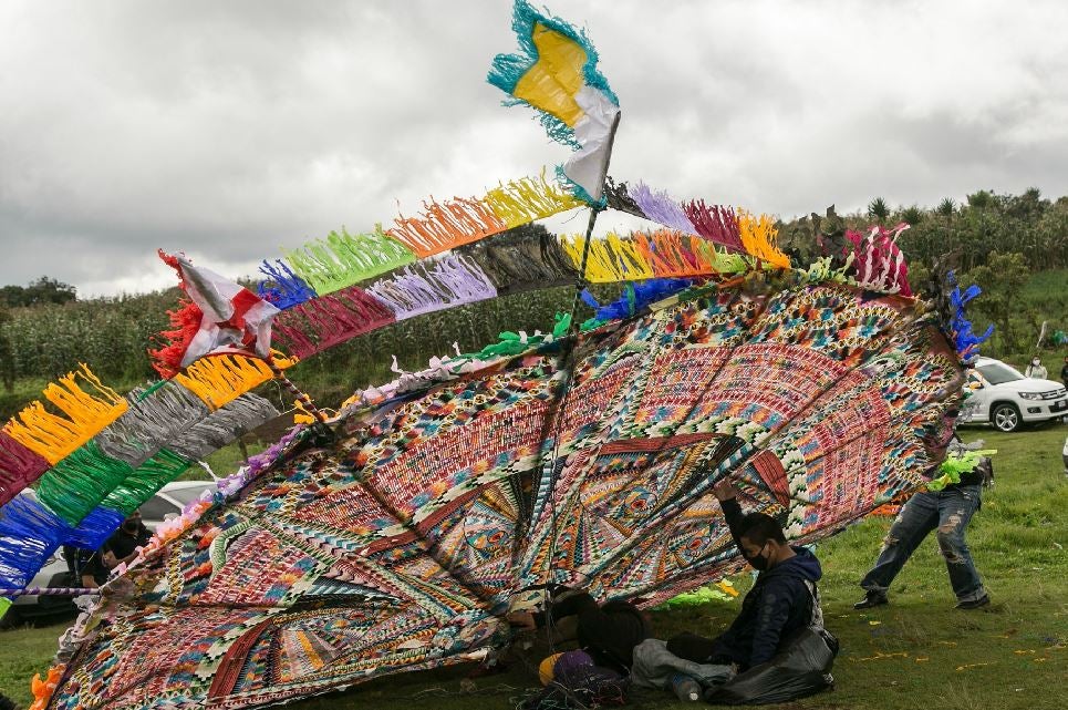 El Festival de Barriletes de Santiago Sacatépequez (Guatemala). Con un escenario distinto al campo de fútbol donde suele realizarse, el festival de barriletes (cometas) gigantes de Sumpango, al centro de Guatemala, trasladó sus colores a un parque con banquetas y árboles para que el público pudiera apreciar el arte desde la comodidad de su hogar. 