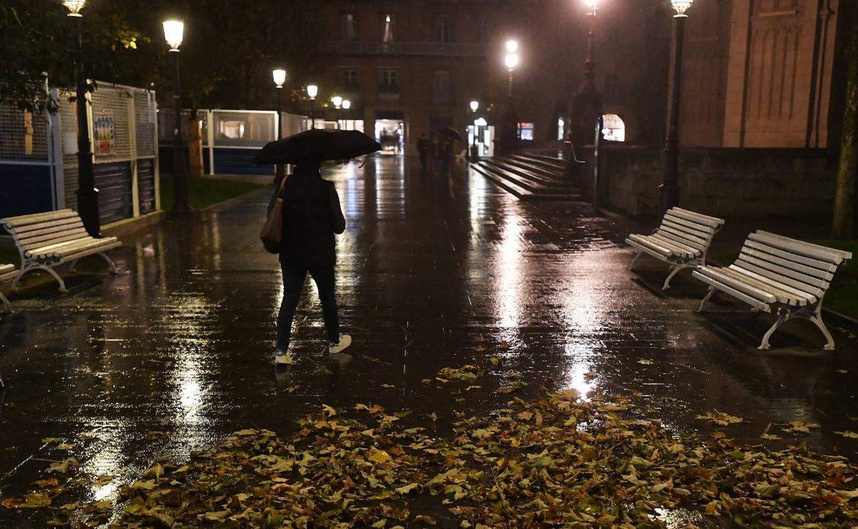 Las restricciones de la movilidad y las recomendaciones de limitar la vida social reducen la afluencia de gente en las calles. 