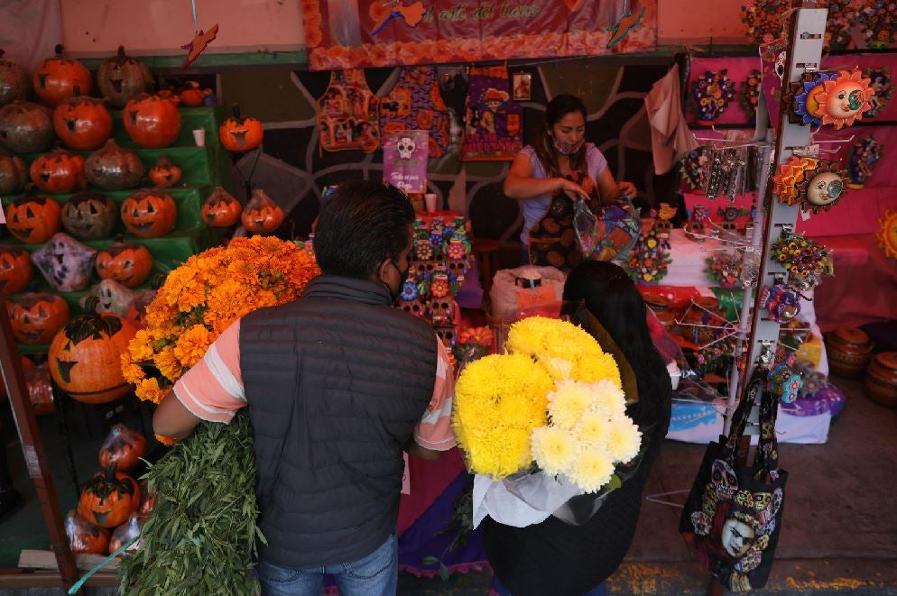 Colectivos feministas participan hoy de una marcha por el Día de Muertos y en protesta por los miles de feminicidios y desapariciones de mujeres en el país, en la ciudad de Saltillo, estado de Coahuila (México). México mantuvo vivo el Día de Muertos en un festejo híbrido acorde a los tiempo de la pandemia y mientras unos estados el país mantuvieron los panteones abiertos, para millones de familias la tradicional festividad transcurrió en casa, incluso miles la celebraron de manera virtual. 