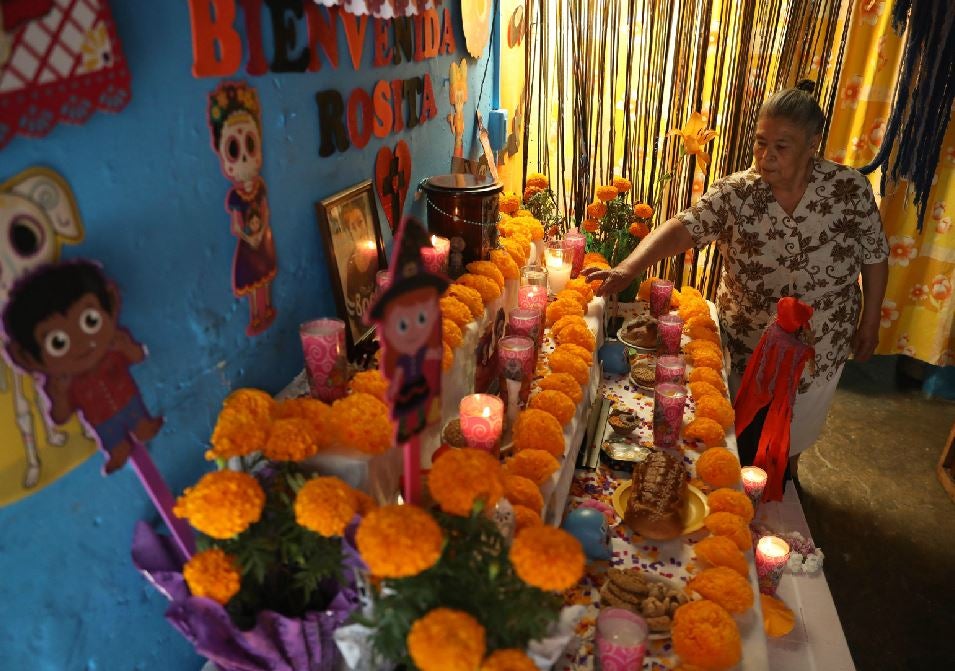 Colectivos feministas participan hoy de una marcha por el Día de Muertos y en protesta por los miles de feminicidios y desapariciones de mujeres en el país, en la ciudad de Saltillo, estado de Coahuila (México). México mantuvo vivo el Día de Muertos en un festejo híbrido acorde a los tiempo de la pandemia y mientras unos estados el país mantuvieron los panteones abiertos, para millones de familias la tradicional festividad transcurrió en casa, incluso miles la celebraron de manera virtual. 