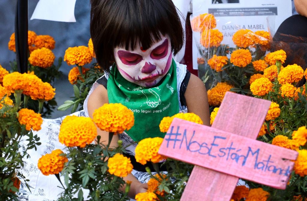 Colectivos feministas participan hoy de una marcha por el Día de Muertos y en protesta por los miles de feminicidios y desapariciones de mujeres en el país, en la ciudad de Saltillo, estado de Coahuila (México). México mantuvo vivo el Día de Muertos en un festejo híbrido acorde a los tiempo de la pandemia y mientras unos estados el país mantuvieron los panteones abiertos, para millones de familias la tradicional festividad transcurrió en casa, incluso miles la celebraron de manera virtual. 