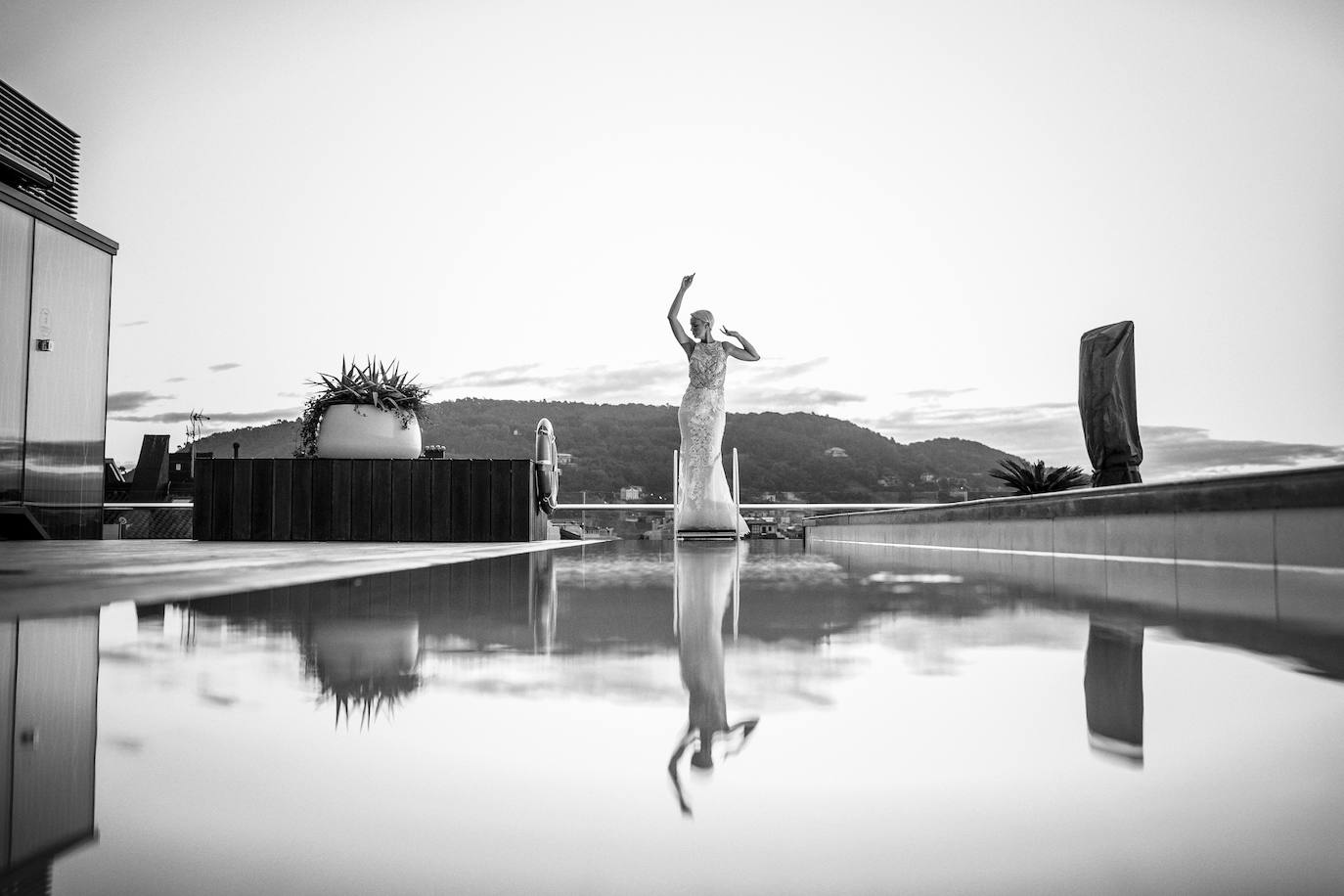 'Courage' es una sesión creada por y para ella, una mujer única, llena de felicidad, de pasión por la vida y sobre todo de coraje, ese que tenemos y nos ayuda a conseguir nuestros sueños. Ese coraje es el que nos ha mostrado con cada uno de sus looks, arriesgando y sin querer ser una novia tradicional sino una novia diferente, llena de personalidad, sabiendo lo que quiere y cuándo lo quiere (Wedding planner: La Flecha de Cupido / Maquillaje: Glam Brow Studio / Vestidos: YolanCris by El Atelier Nupcial / Joyas: Legorburu Atelier / Hotel: Lasala Plaza / Modelo: Eloísa Patat)