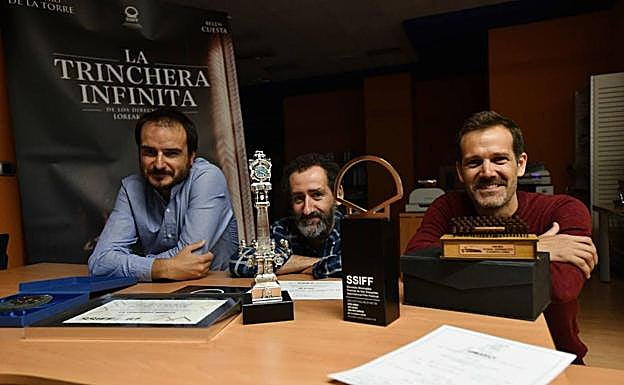 Arregi, Garaño y Goenaga, directores de 'La trinchera infinita'', con algunos de los premios que han recibido por el filme.