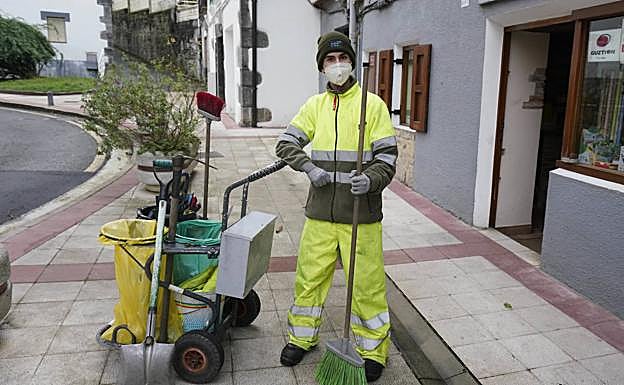 Nasser Parra ve las calles más limpias porque hay menos gente para ensuciar. 
