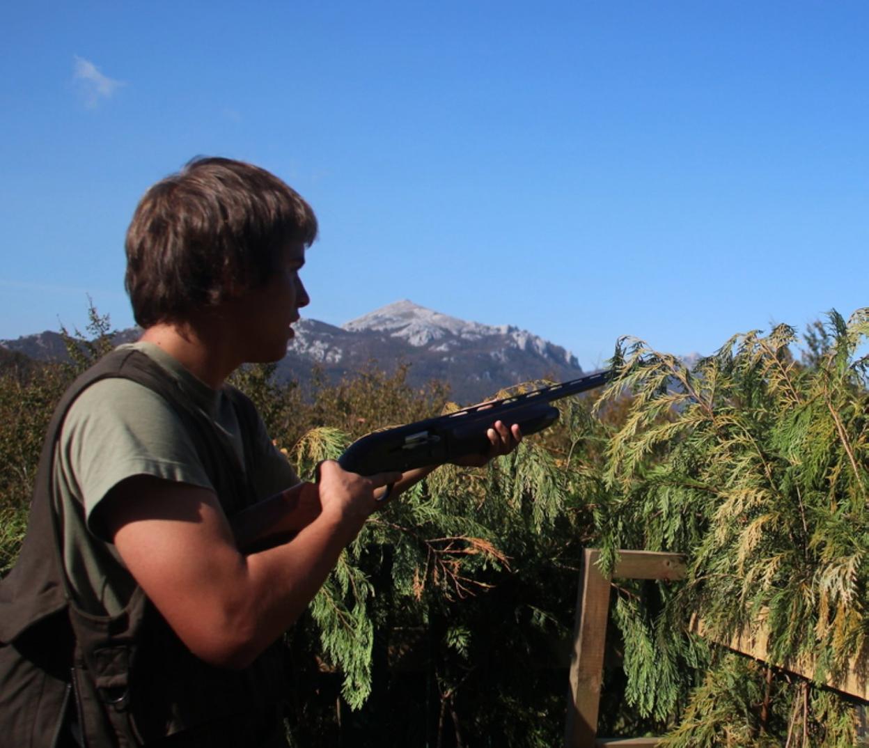Un cazador se oculta en su puesto a la espera del pase. 