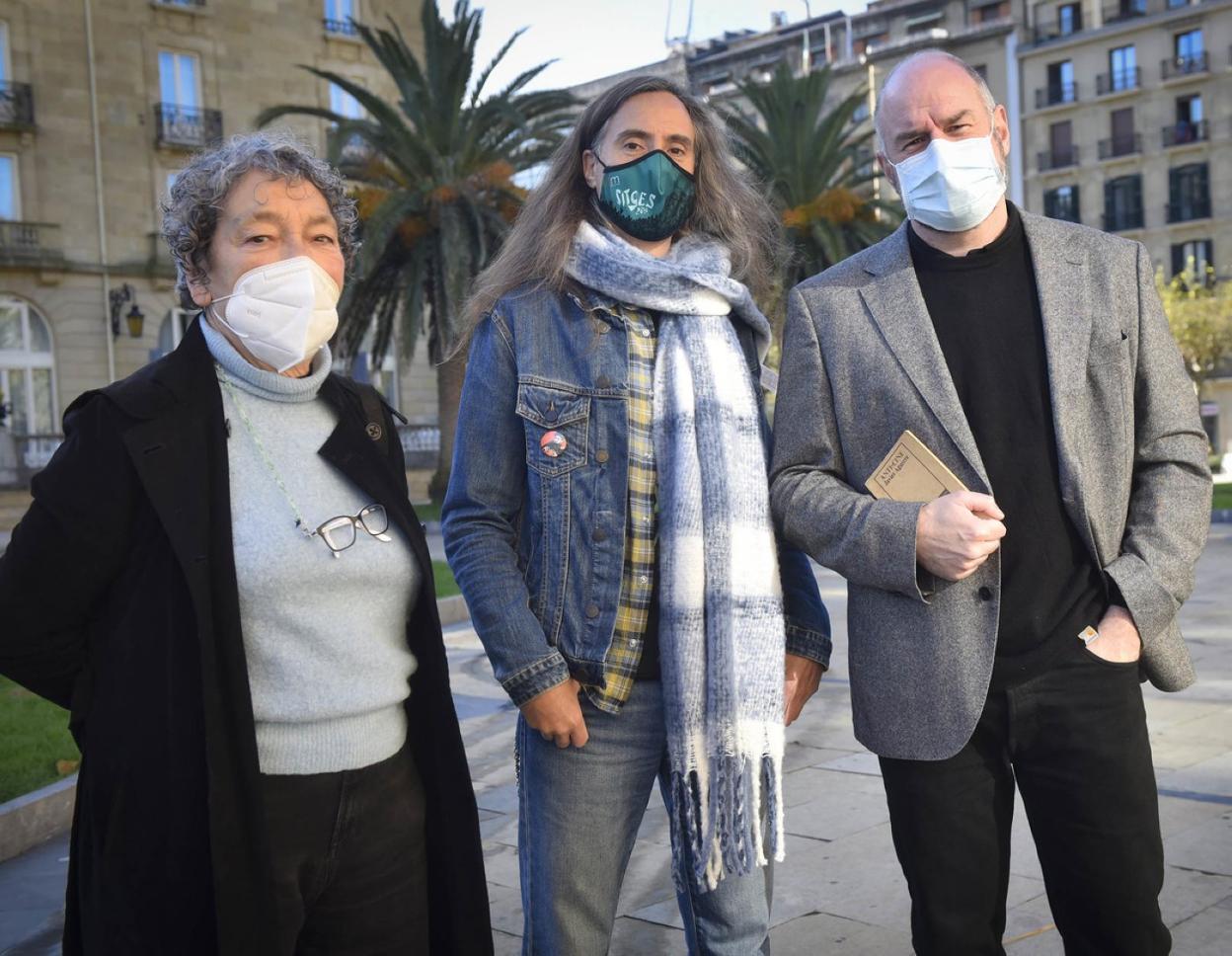 Begoña Aguirre, Diego López y Joxean Fernández, que muestra el libro 'Anti-cine' del realizador. 