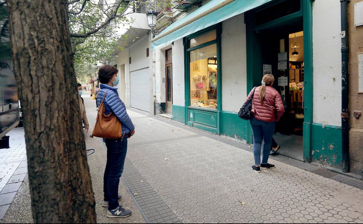 Cola ante un establecimiento en San Sebastián. 