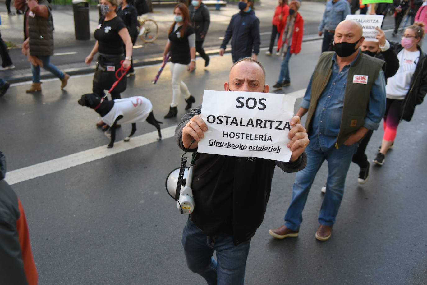 Numerosos hosteleros se han manifestando este sábado por la tarde en Donostia en protesta por el cierre del sector y la falta de ayudas institucionales. El enfado y la indignación han sido palpables entre los participantes