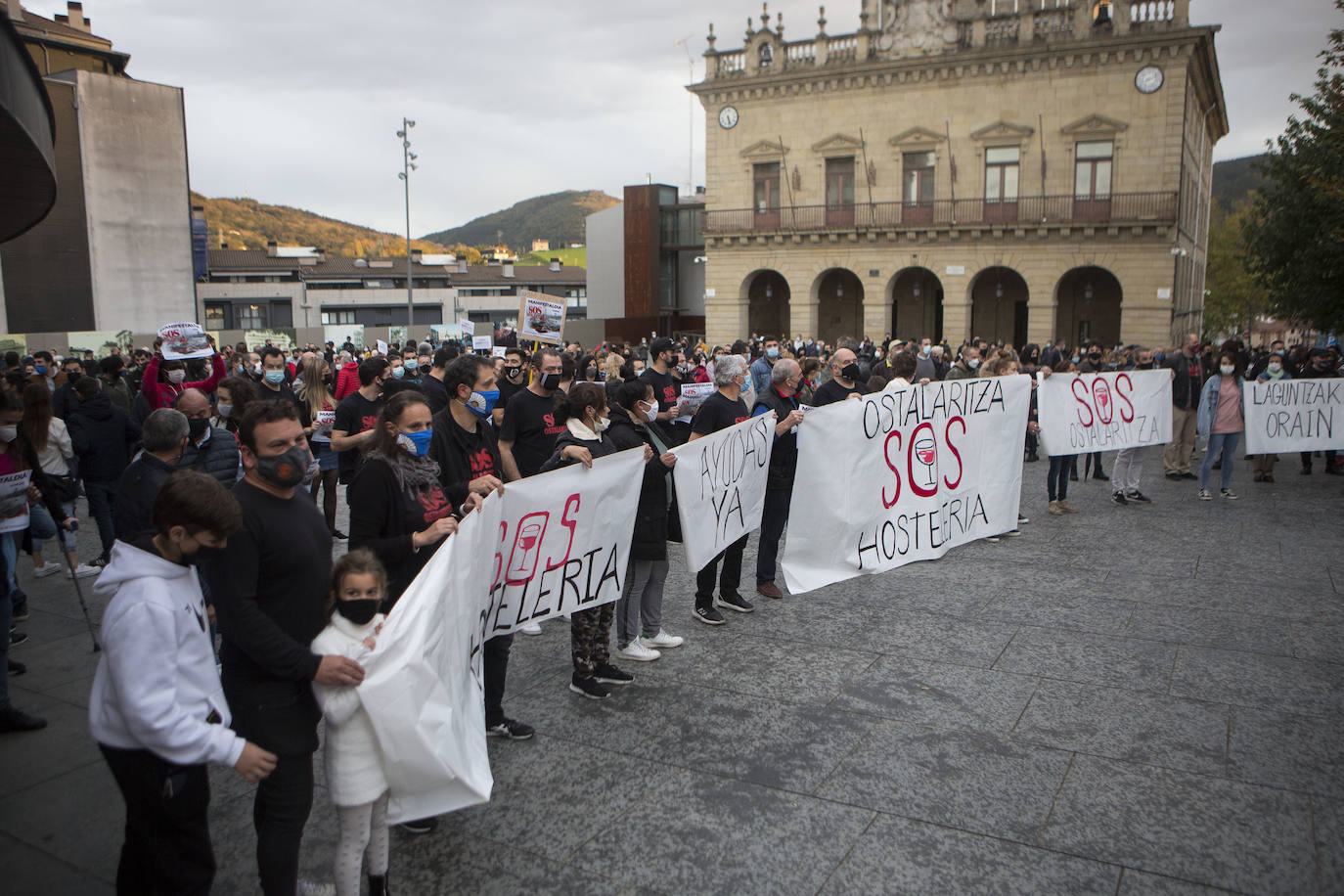 Numerosos hosteleros se han manifestando este sábado por la tarde en Donostia en protesta por el cierre del sector y la falta de ayudas institucionales. El enfado y la indignación han sido palpables entre los participantes