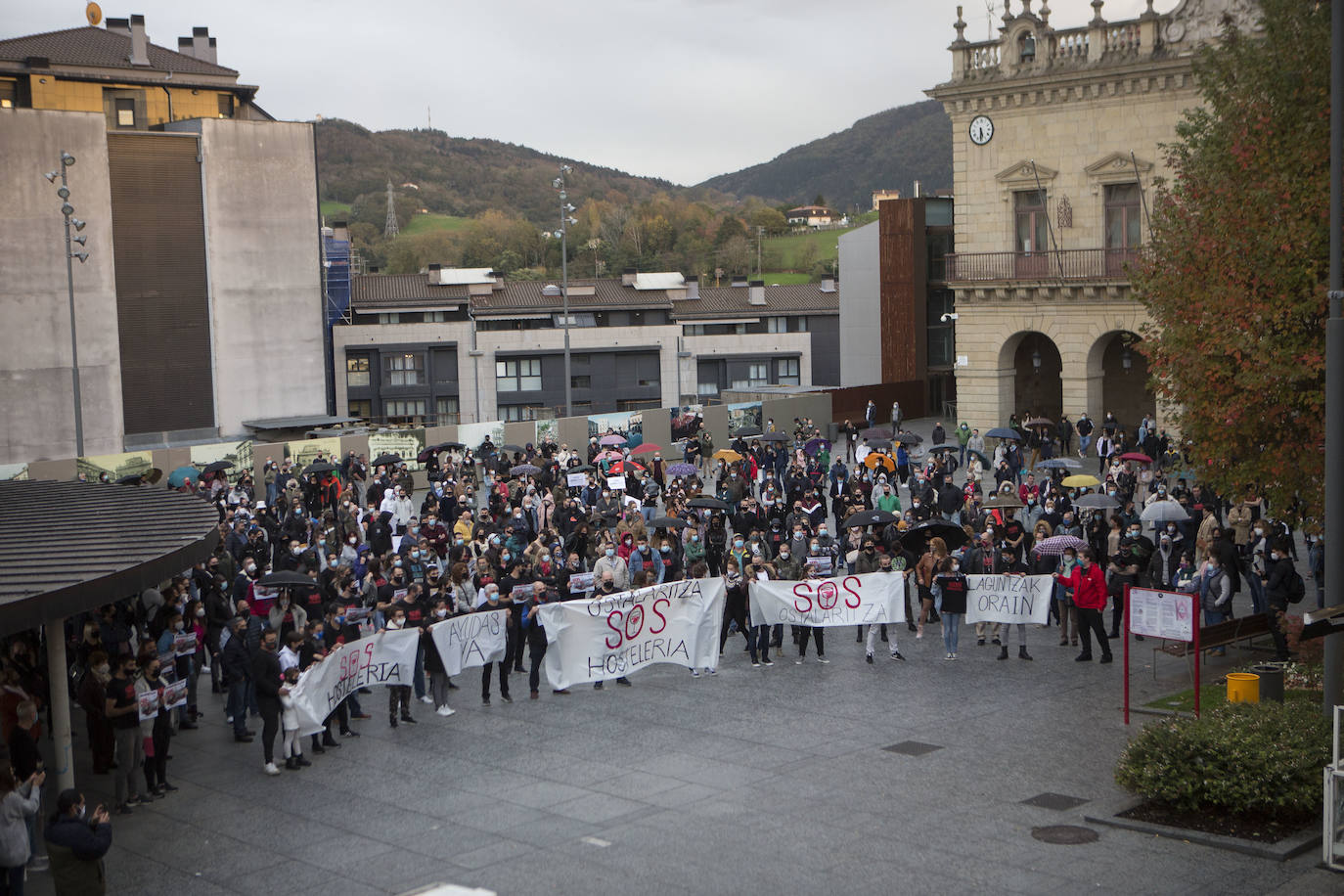 Numerosos hosteleros se han manifestando este sábado por la tarde en Donostia en protesta por el cierre del sector y la falta de ayudas institucionales. El enfado y la indignación han sido palpables entre los participantes