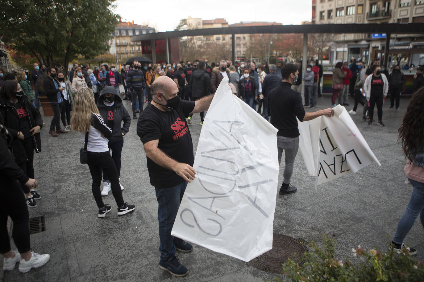 Numerosos hosteleros se han manifestando este sábado por la tarde en Donostia en protesta por el cierre del sector y la falta de ayudas institucionales. El enfado y la indignación han sido palpables entre los participantes