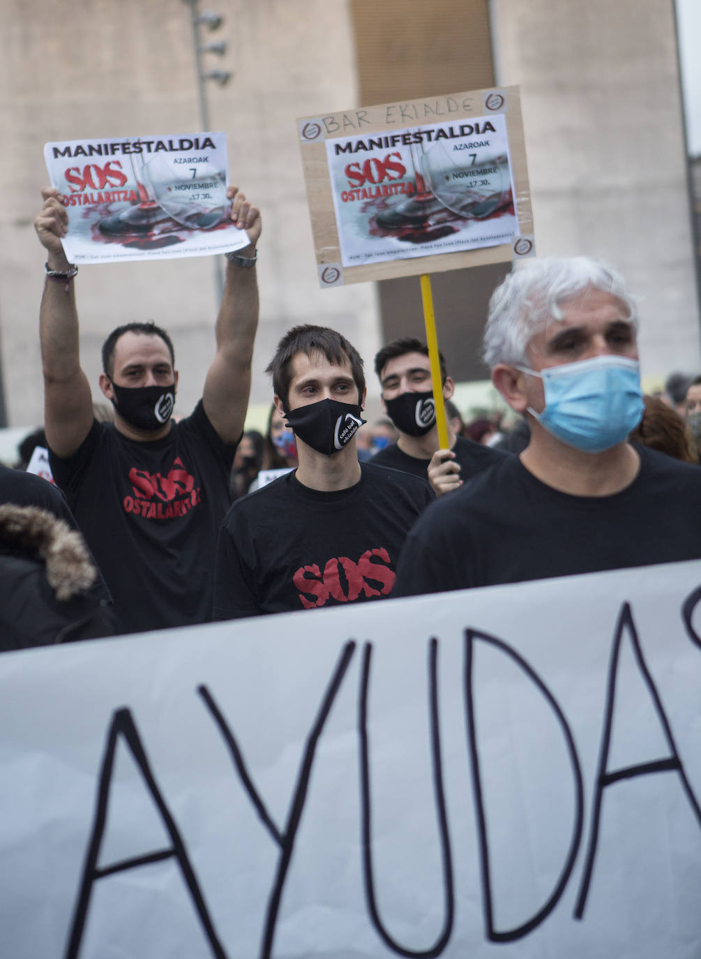 Numerosos hosteleros se han manifestando este sábado por la tarde en Donostia en protesta por el cierre del sector y la falta de ayudas institucionales. El enfado y la indignación han sido palpables entre los participantes