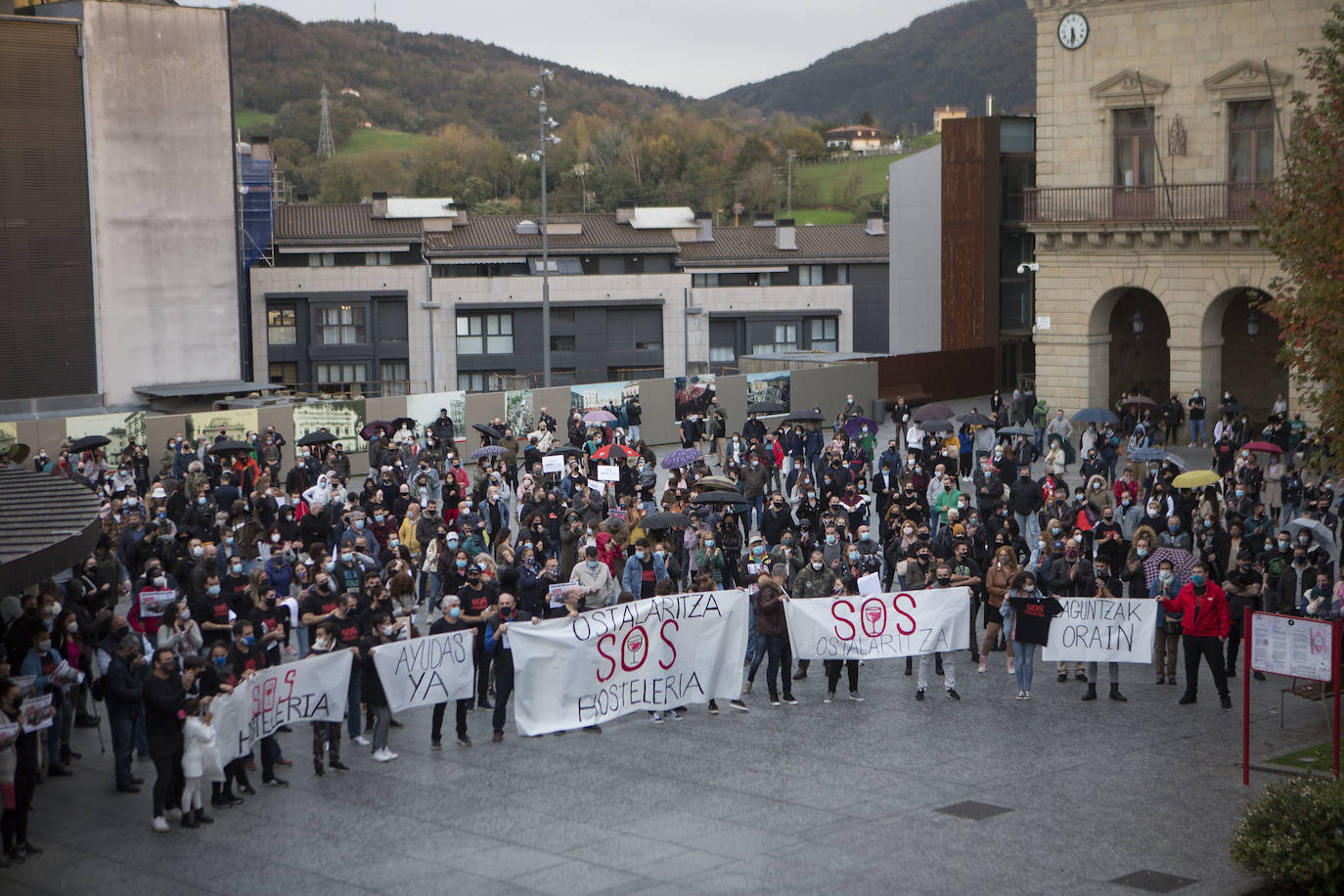 Numerosos hosteleros se han manifestando este sábado por la tarde en Donostia en protesta por el cierre del sector y la falta de ayudas institucionales. El enfado y la indignación han sido palpables entre los participantes