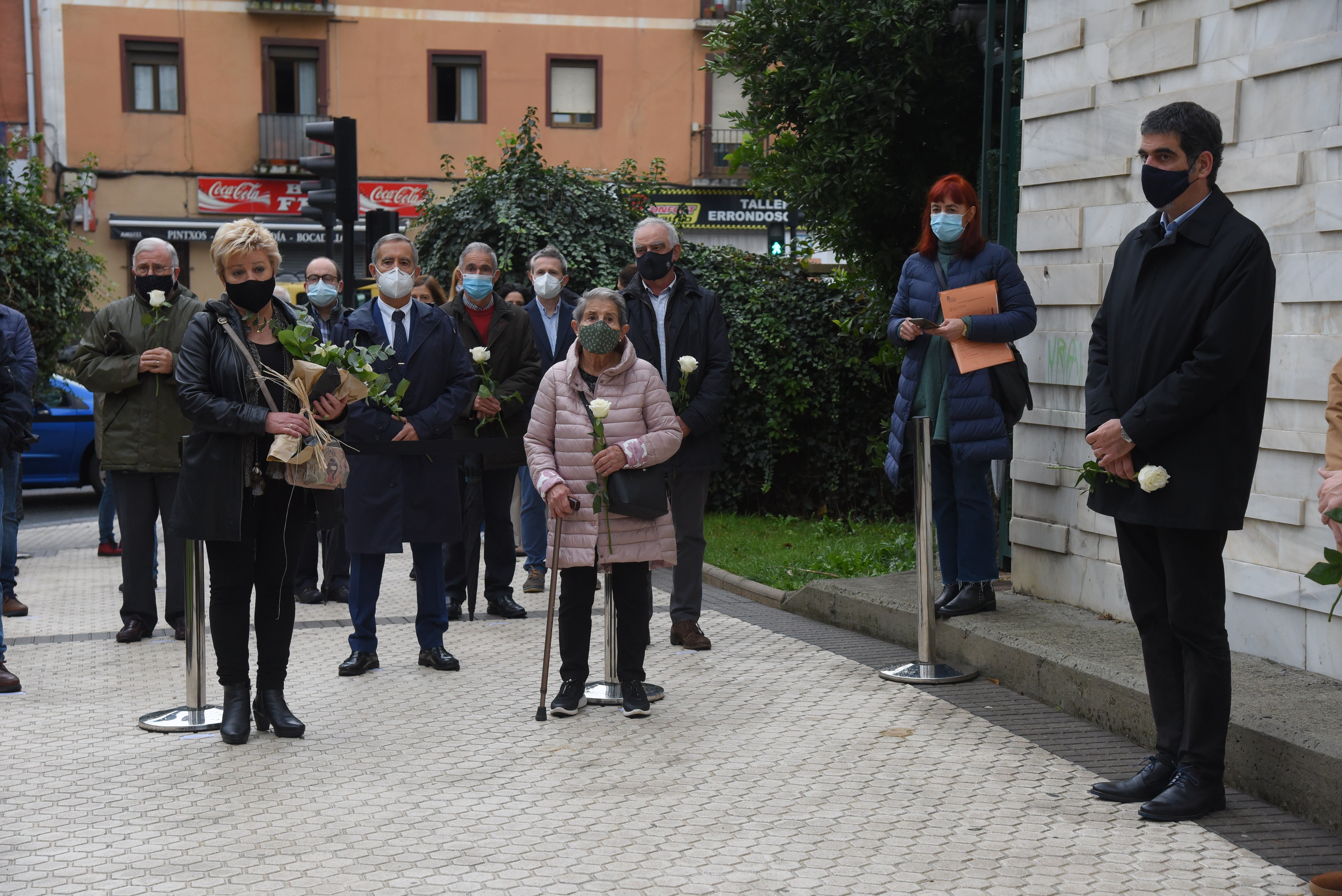 Fotos: Donostia recuerda con una placa al policía Martín González, asesinado por ETA