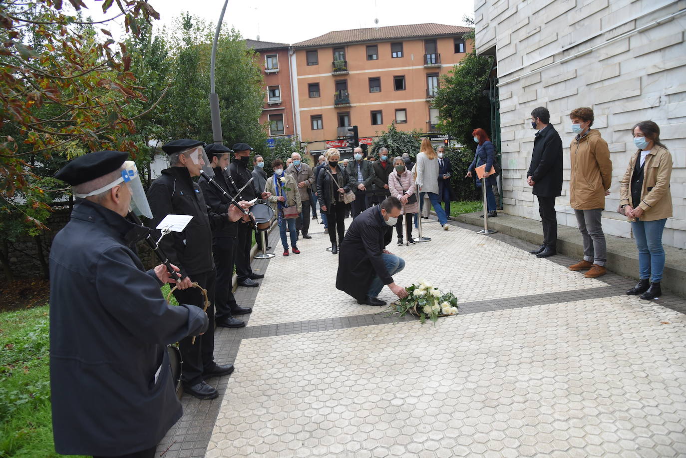 Fotos: Donostia recuerda con una placa al policía Martín González, asesinado por ETA
