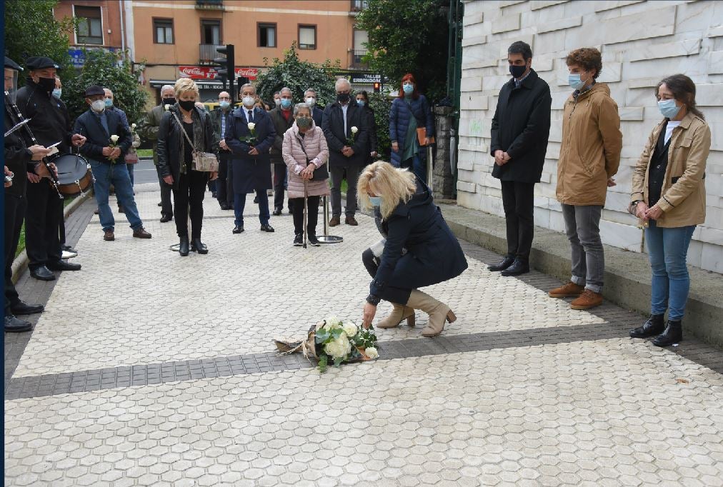Fotos: Donostia recuerda con una placa al policía Martín González, asesinado por ETA