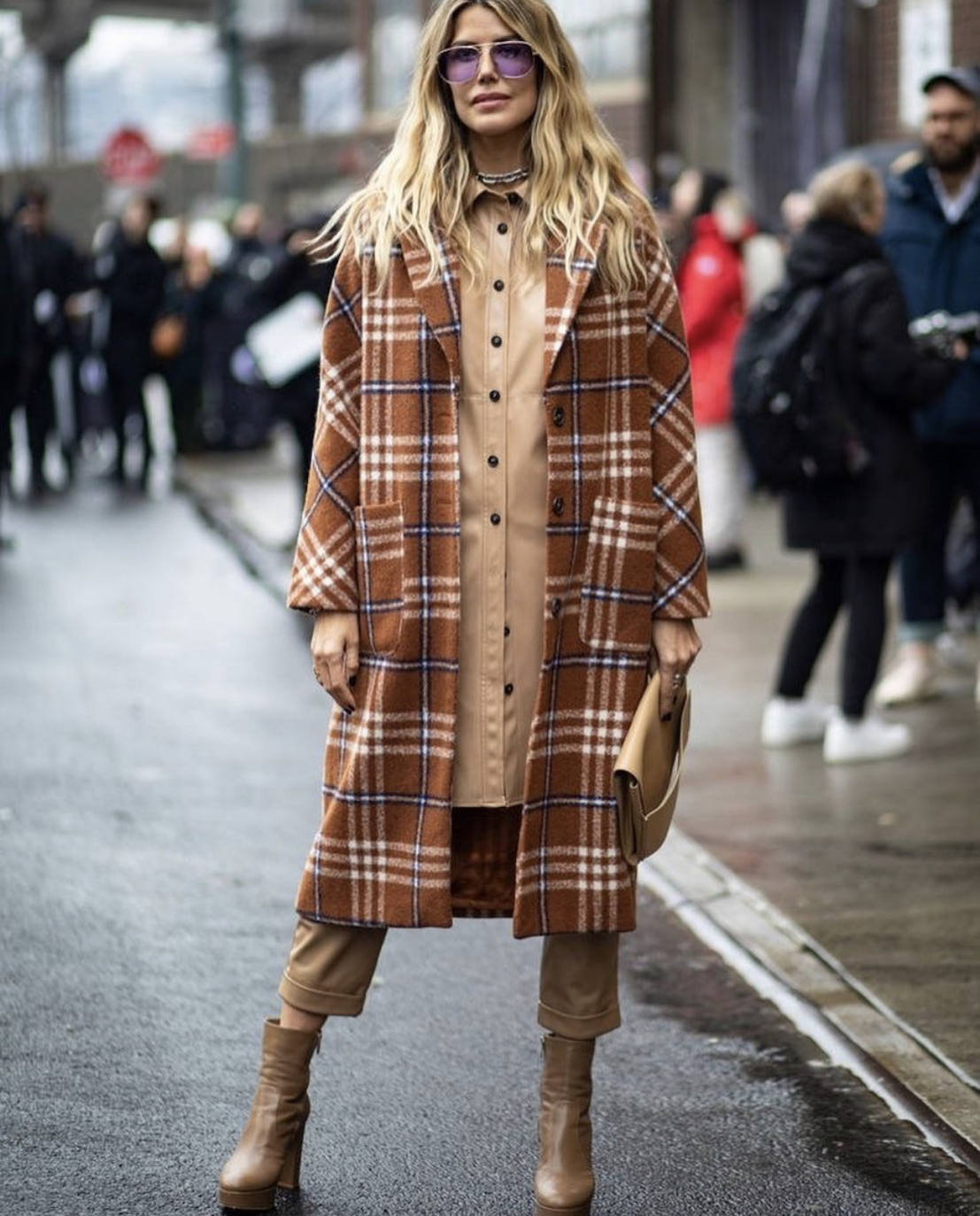Las prendas efecto cuero, los estampados de cuadros, los trajes masculinos, las camisas blancas en todas sus versiones, los 'maxi' abrigos, las gabardinas, las cazadoras, las sudaderas, el chándal monocolor, los flecos, las chorreras, los volantes, las botas de estilo militar, las corbatas o los lazos en 'modo pajarita' serán las tendencias predominantes de un otoño marcado por la comodidad, el minimalismo y la extrema sobriedad