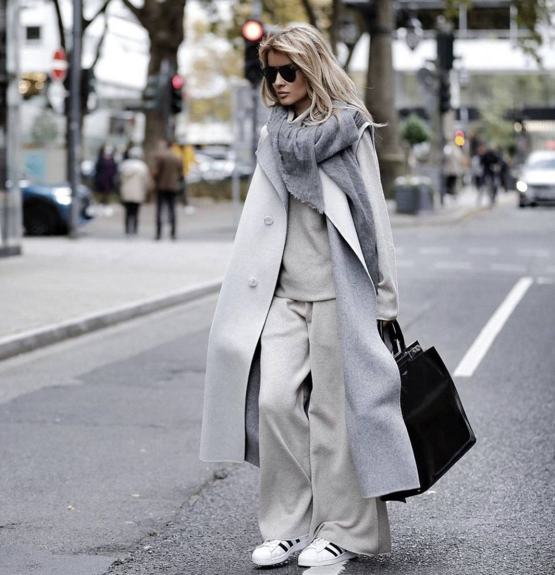 Las prendas efecto cuero, los estampados de cuadros, los trajes masculinos, las camisas blancas en todas sus versiones, los 'maxi' abrigos, las gabardinas, las cazadoras, las sudaderas, el chándal monocolor, los flecos, las chorreras, los volantes, las botas de estilo militar, las corbatas o los lazos en 'modo pajarita' serán las tendencias predominantes de un otoño marcado por la comodidad, el minimalismo y la extrema sobriedad