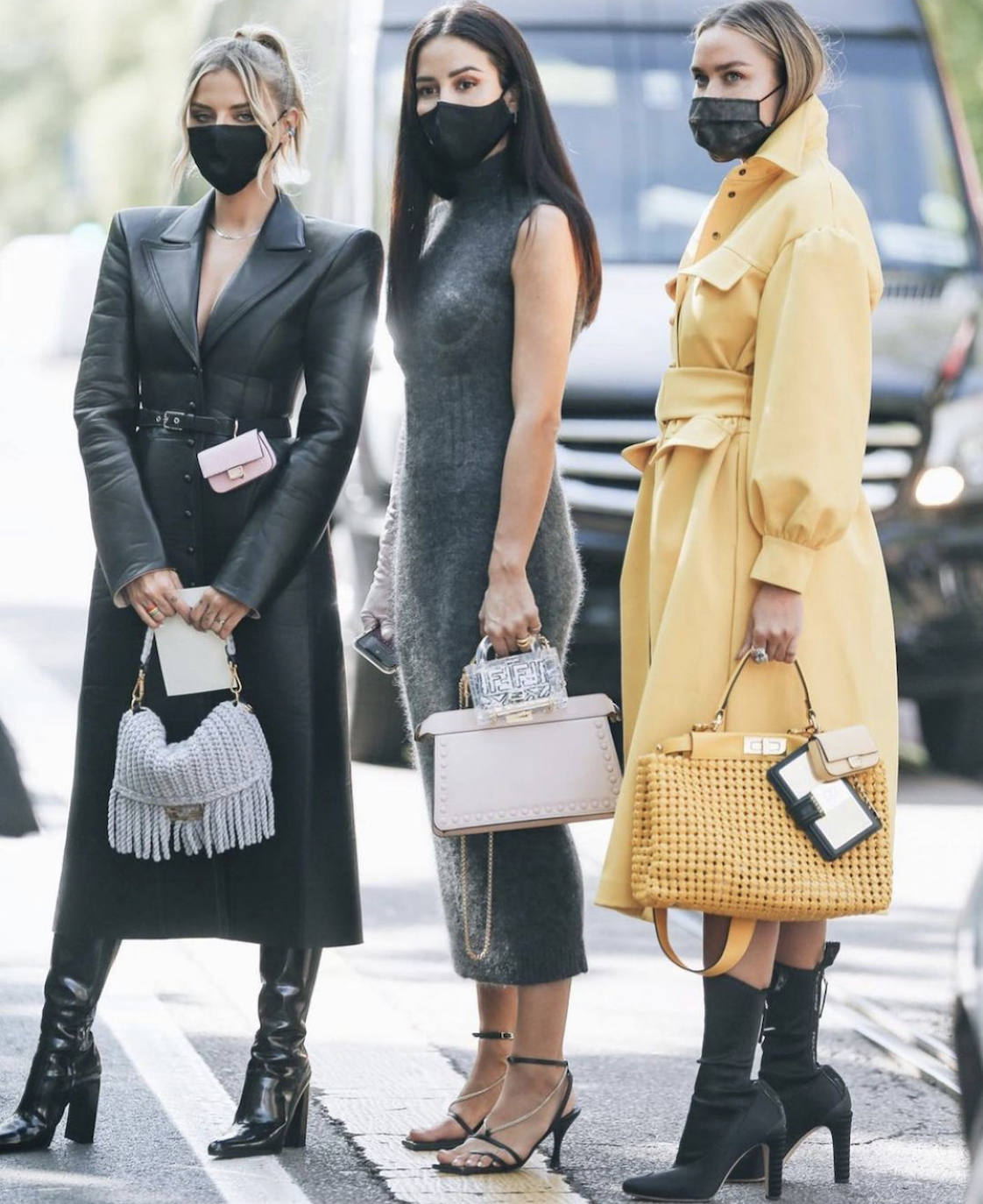 Las prendas efecto cuero, los estampados de cuadros, los trajes masculinos, las camisas blancas en todas sus versiones, los 'maxi' abrigos, las gabardinas, las cazadoras, las sudaderas, el chándal monocolor, los flecos, las chorreras, los volantes, las botas de estilo militar, las corbatas o los lazos en 'modo pajarita' serán las tendencias predominantes de un otoño marcado por la comodidad, el minimalismo y la extrema sobriedad