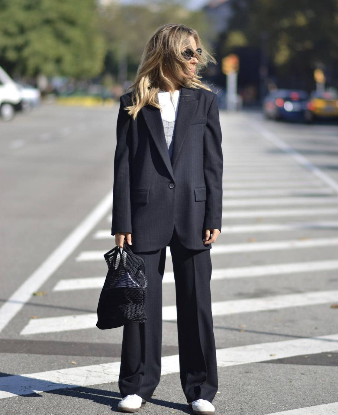 Las prendas efecto cuero, los estampados de cuadros, los trajes masculinos, las camisas blancas en todas sus versiones, los 'maxi' abrigos, las gabardinas, las cazadoras, las sudaderas, el chándal monocolor, los flecos, las chorreras, los volantes, las botas de estilo militar, las corbatas o los lazos en 'modo pajarita' serán las tendencias predominantes de un otoño marcado por la comodidad, el minimalismo y la extrema sobriedad