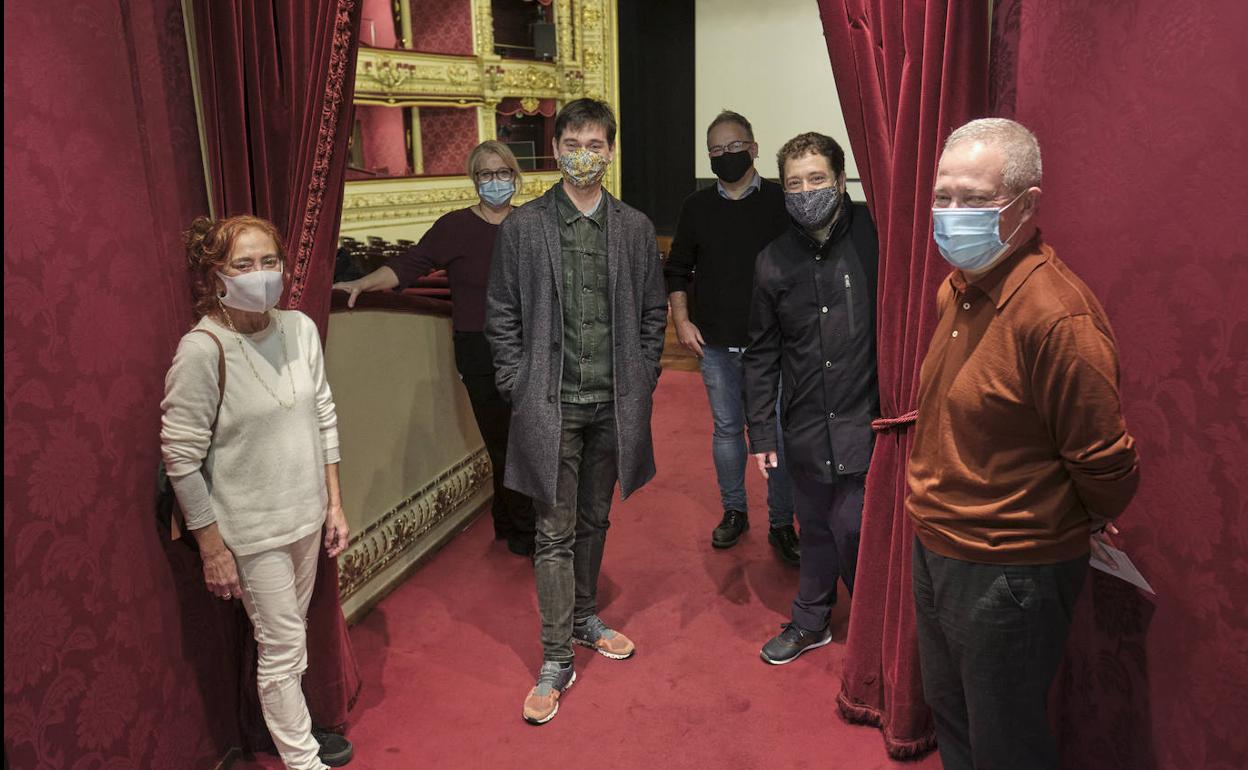 Cita en el Victoria Eugenia. Cristina de la Fuente, Aizpea Goenaga, Jon Maya, Iñaki Elorza, Adolfo López Chocarro y Miguel Martín, en la reunión convocada por este periódico. 