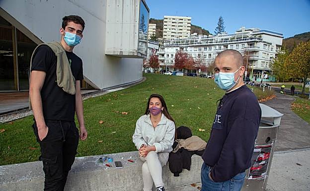 Iñigo García, Mara Isasi y Ramón Zabalza hacen un descanso de sus estudios de Filosofía.