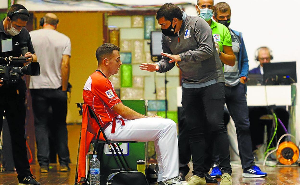 Apezetxea da instrucciones a Jaka durante un descanso. 