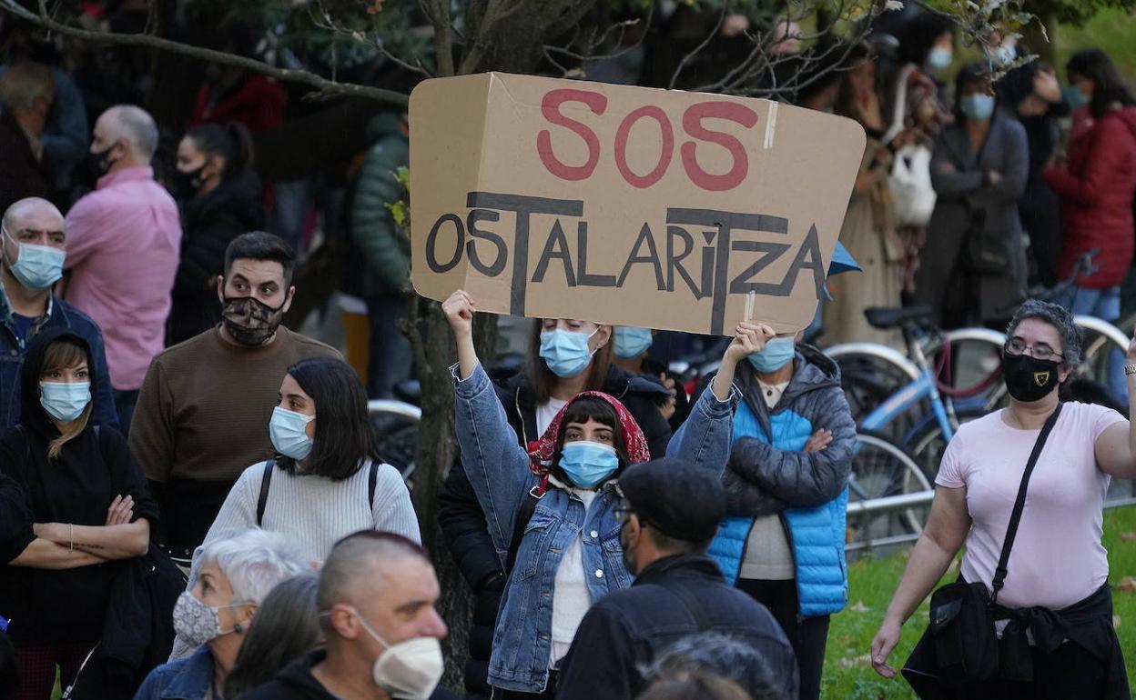 Manifestación de hosteleros en San Sebastián, este sábado. 