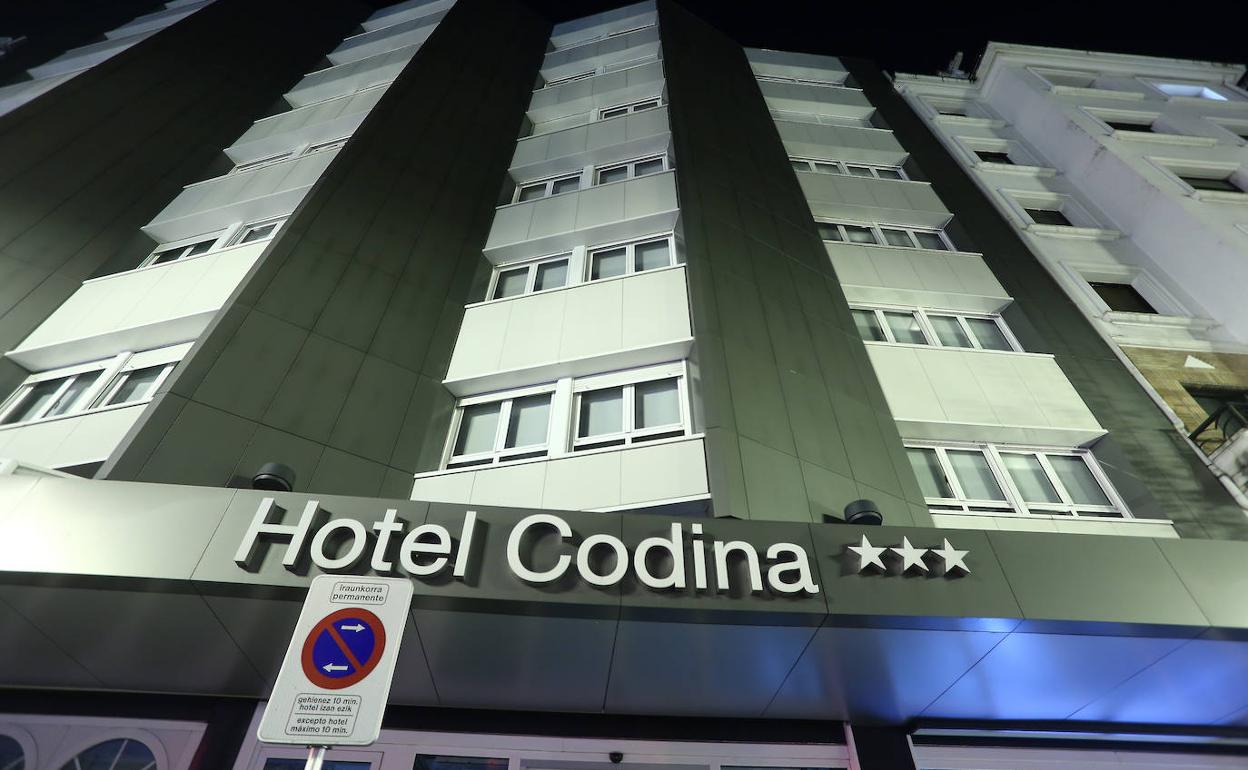 El Codina, con las persianas de sus habitaciones bajadas, es uno de los hoteles cerrados temporalmente en Donostia.
