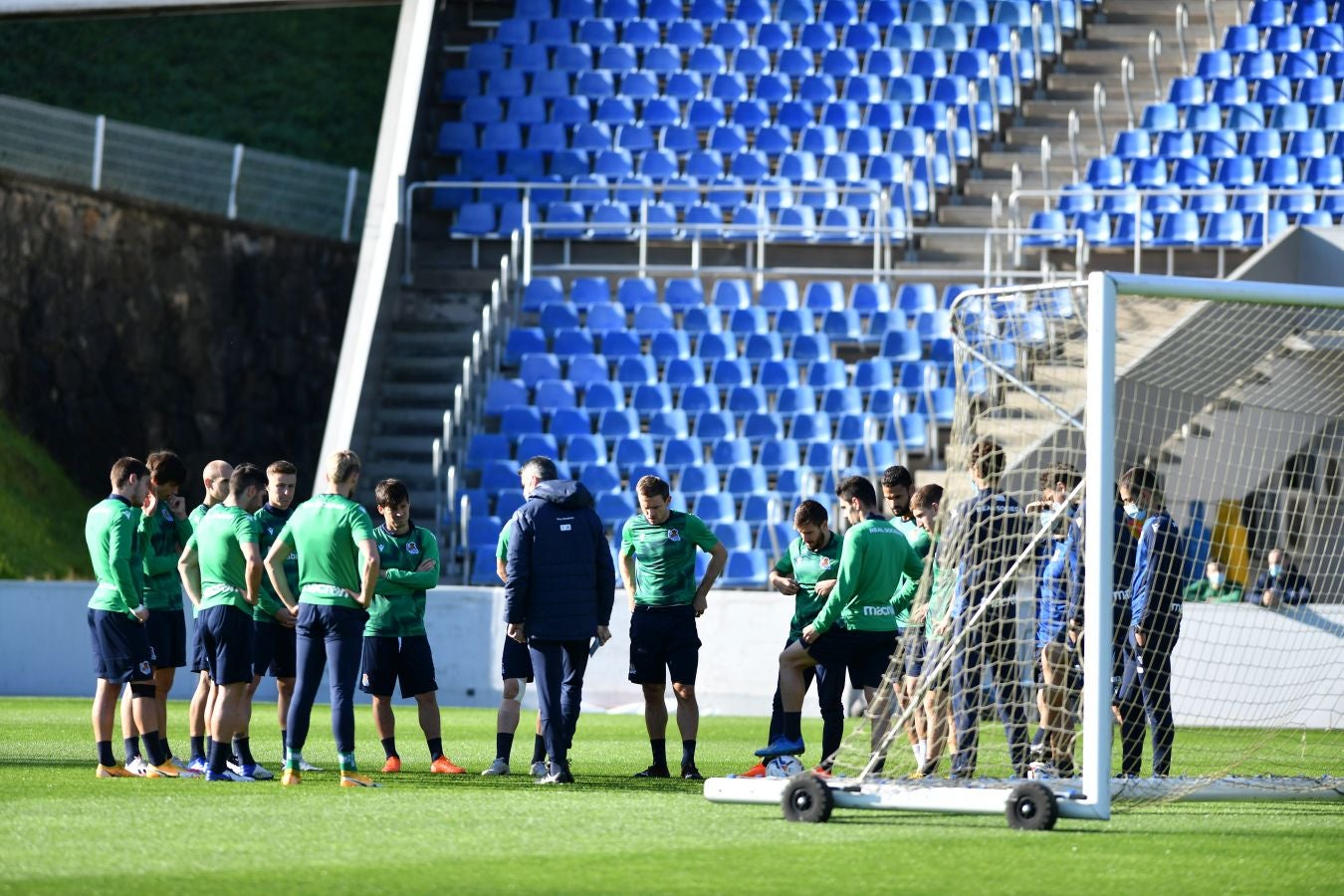 Los jugadores de la Real Sociedad han vuelto a los enrenamientos este miércoles en Zubieta. El susto de la jornada los ha dado Remiro que se ha marchado lesionado