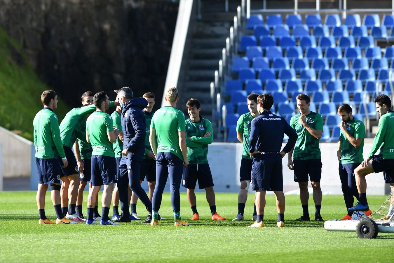 Los jugadores de la Real Sociedad han vuelto a los enrenamientos este miércoles en Zubieta. El susto de la jornada los ha dado Remiro que se ha marchado lesionado