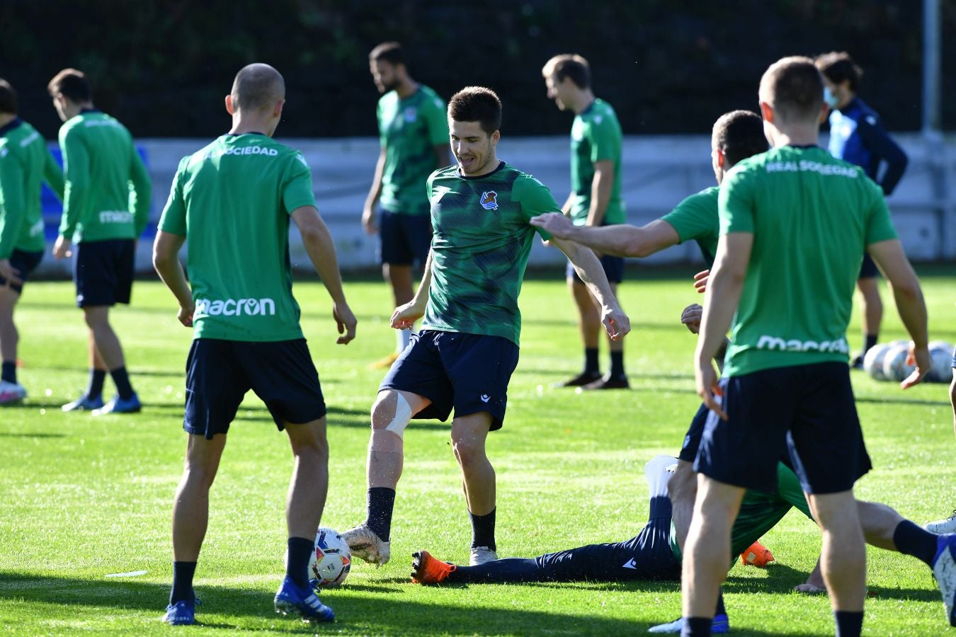 Los jugadores de la Real Sociedad han vuelto a los enrenamientos este miércoles en Zubieta. El susto de la jornada los ha dado Remiro que se ha marchado lesionado