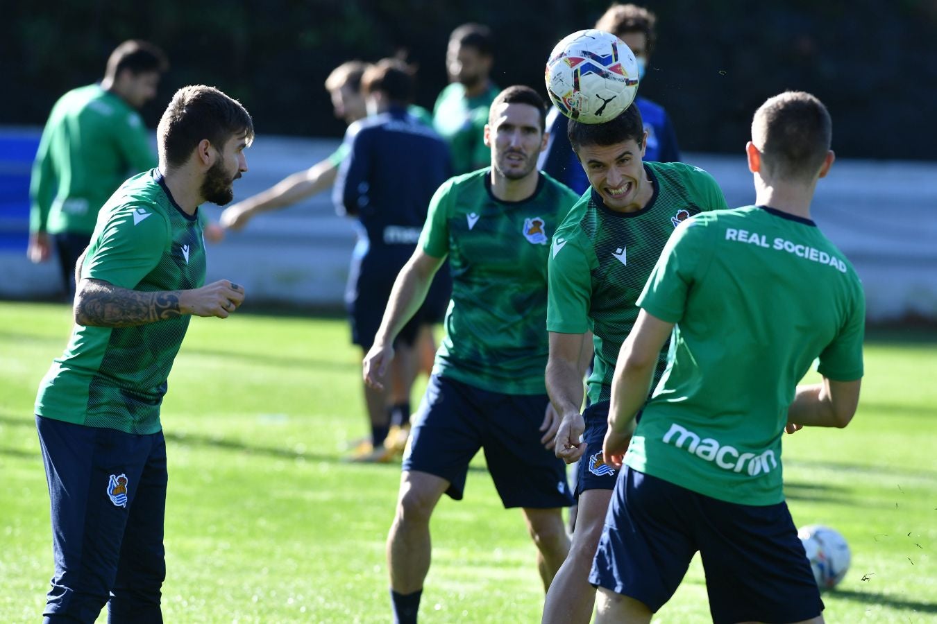 Los jugadores de la Real Sociedad han vuelto a los enrenamientos este miércoles en Zubieta. El susto de la jornada los ha dado Remiro que se ha marchado lesionado