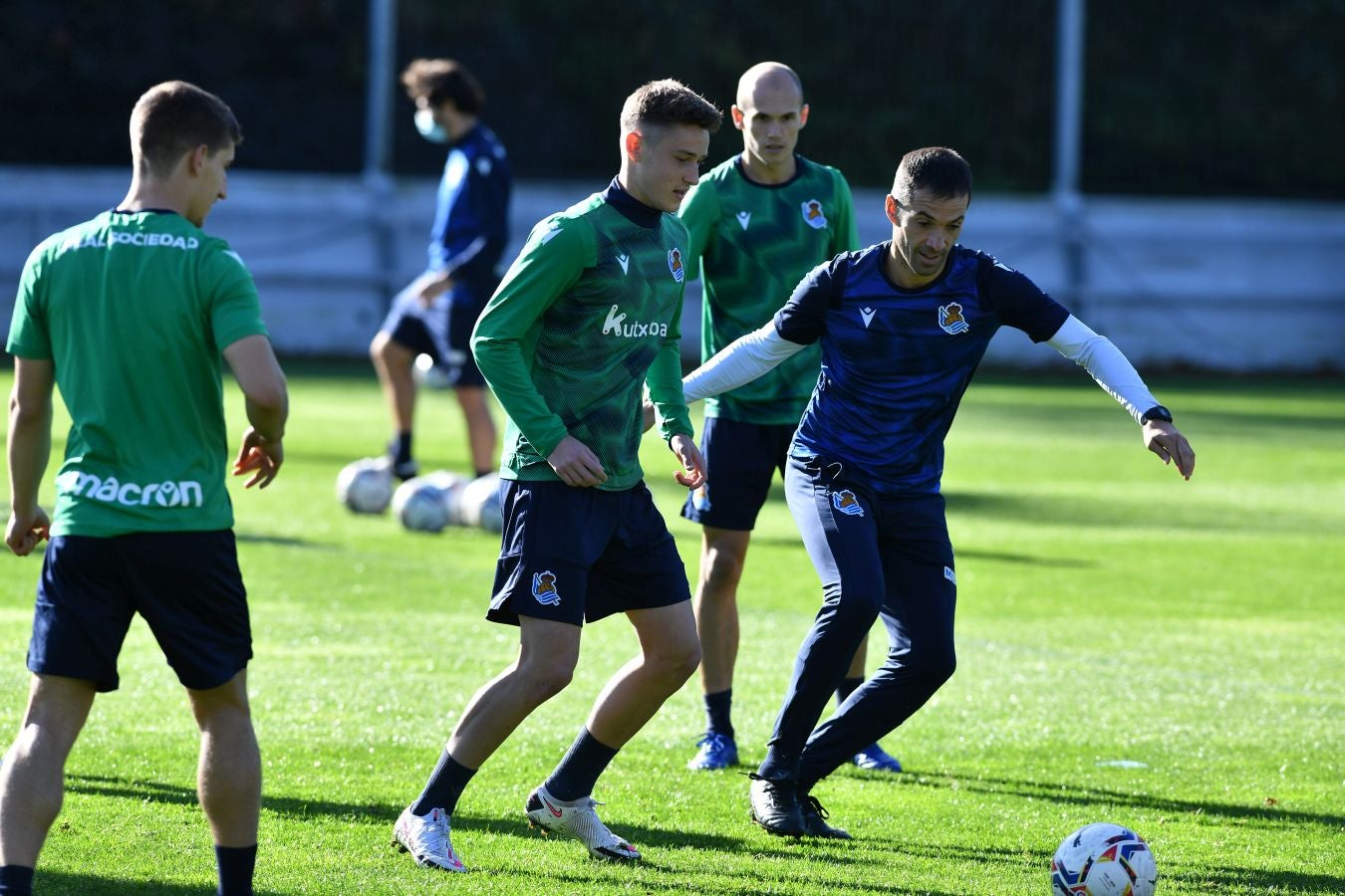 Los jugadores de la Real Sociedad han vuelto a los enrenamientos este miércoles en Zubieta. El susto de la jornada los ha dado Remiro que se ha marchado lesionado