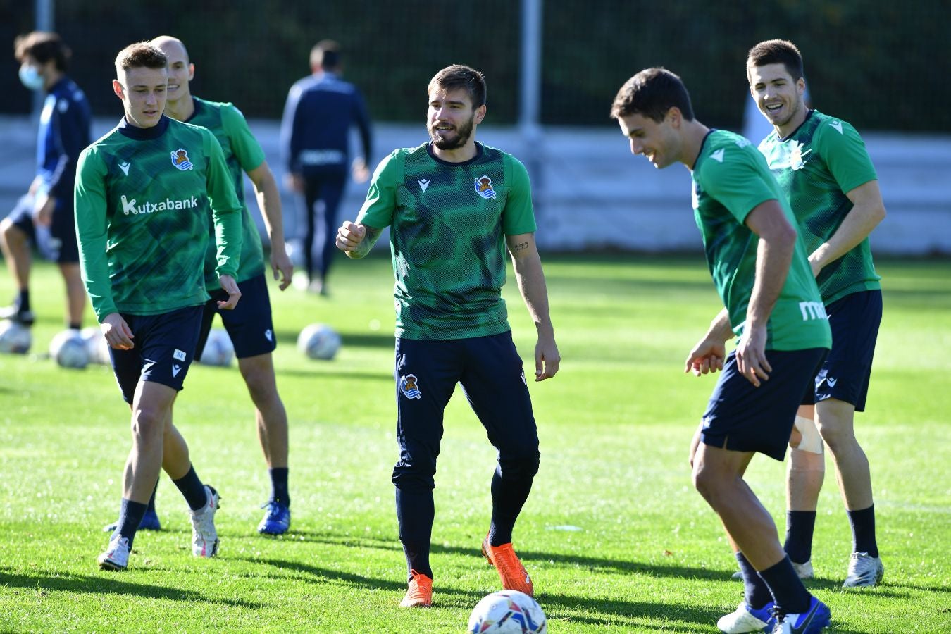 Los jugadores de la Real Sociedad han vuelto a los enrenamientos este miércoles en Zubieta. El susto de la jornada los ha dado Remiro que se ha marchado lesionado