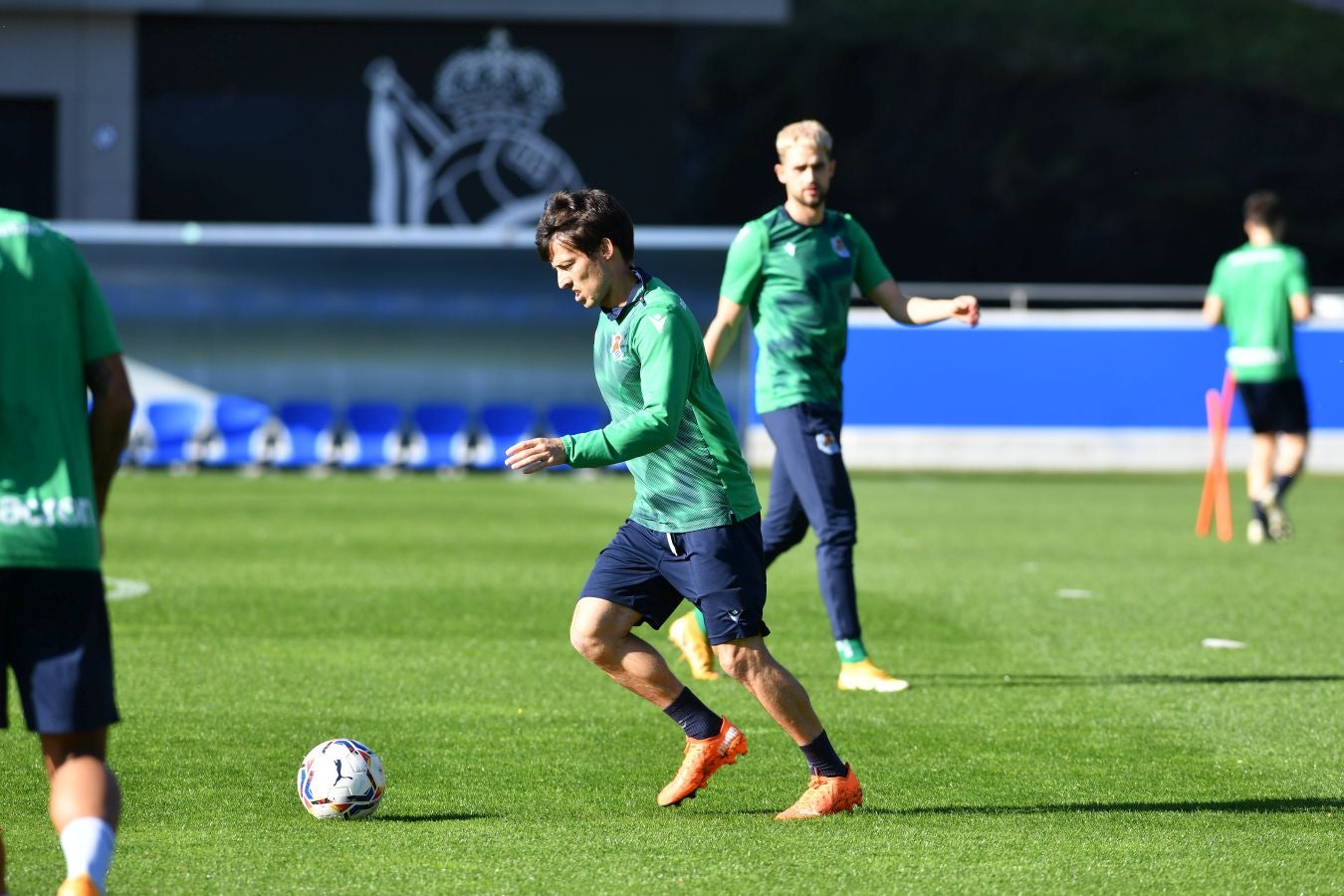 Los jugadores de la Real Sociedad han vuelto a los enrenamientos este miércoles en Zubieta. El susto de la jornada los ha dado Remiro que se ha marchado lesionado