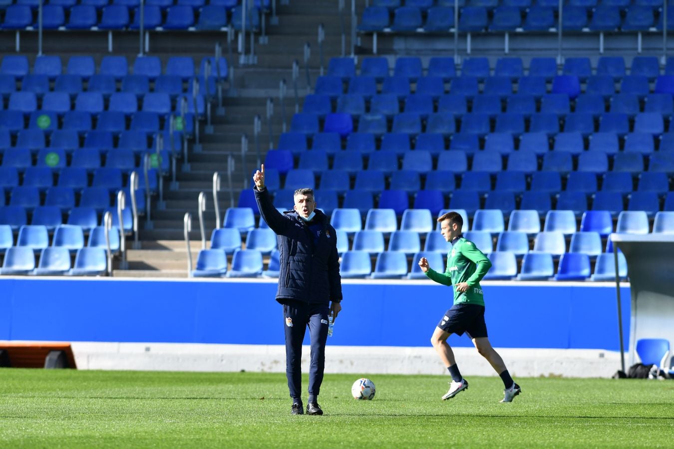 Los jugadores de la Real Sociedad han vuelto a los enrenamientos este miércoles en Zubieta. El susto de la jornada los ha dado Remiro que se ha marchado lesionado