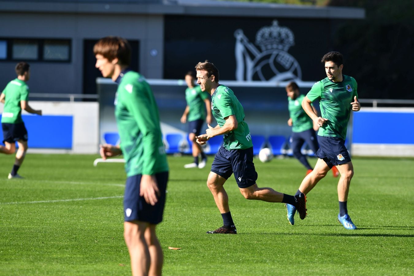 Los jugadores de la Real Sociedad han vuelto a los enrenamientos este miércoles en Zubieta. El susto de la jornada los ha dado Remiro que se ha marchado lesionado