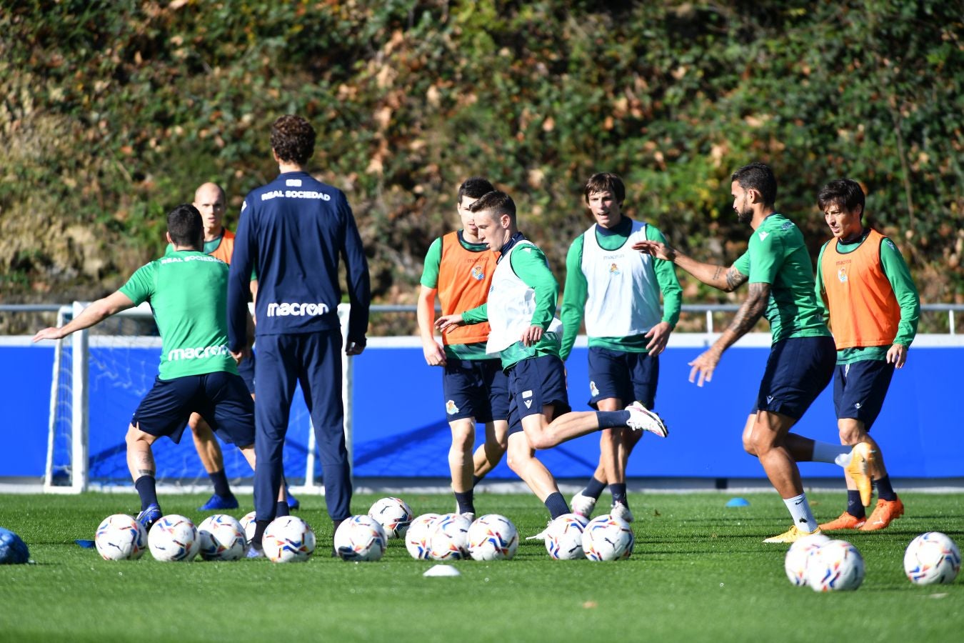 Los jugadores de la Real Sociedad han vuelto a los enrenamientos este miércoles en Zubieta. El susto de la jornada los ha dado Remiro que se ha marchado lesionado