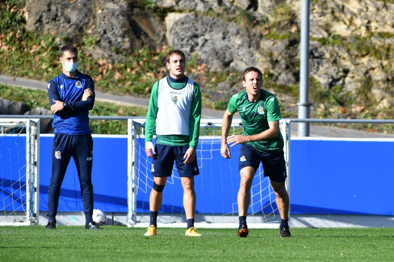 Los jugadores de la Real Sociedad han vuelto a los enrenamientos este miércoles en Zubieta. El susto de la jornada los ha dado Remiro que se ha marchado lesionado