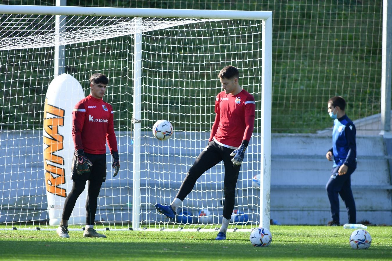 Los jugadores de la Real Sociedad han vuelto a los enrenamientos este miércoles en Zubieta. El susto de la jornada los ha dado Remiro que se ha marchado lesionado