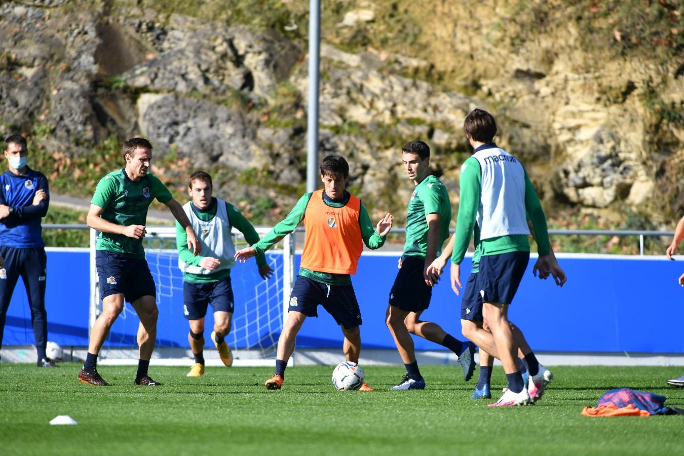 Los jugadores de la Real Sociedad han vuelto a los enrenamientos este miércoles en Zubieta. El susto de la jornada los ha dado Remiro que se ha marchado lesionado