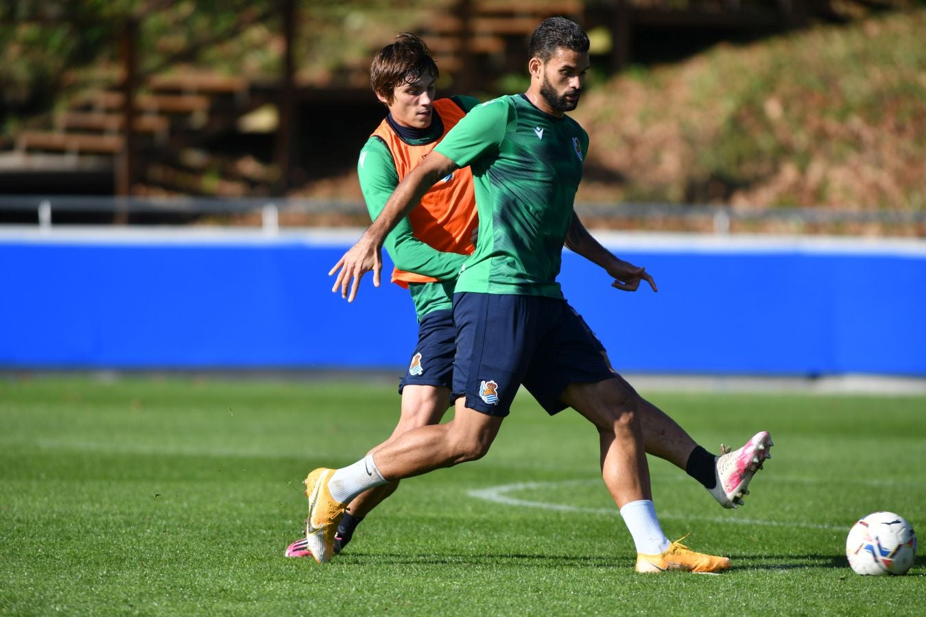 Los jugadores de la Real Sociedad han vuelto a los enrenamientos este miércoles en Zubieta. El susto de la jornada los ha dado Remiro que se ha marchado lesionado