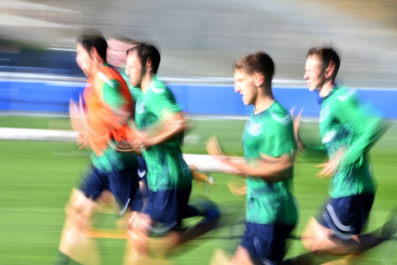 Los jugadores de la Real Sociedad han vuelto a los enrenamientos este miércoles en Zubieta. El susto de la jornada los ha dado Remiro que se ha marchado lesionado