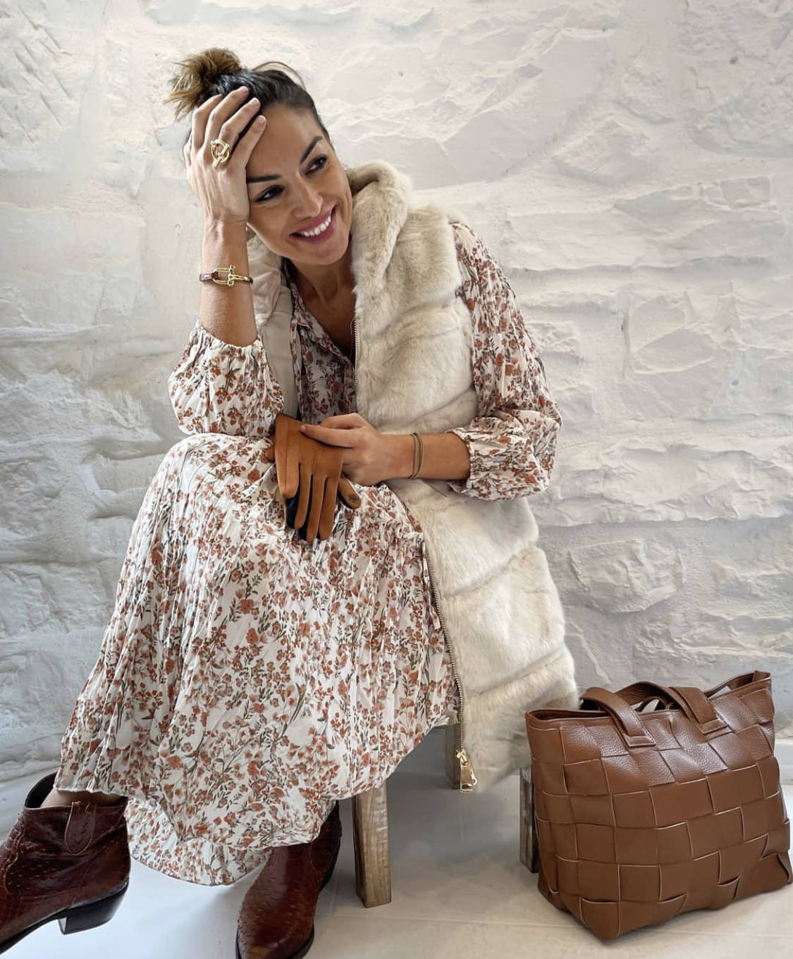 Sobrecamisas de cuadros, jerseys de cuello alto, botas de estilo militar, flecos, prendas de flores, piezas 'navy', el chándal, la gabardina, las sudaderas con y sin capucha, la polipiel en todas sus versiones, 'maxi' abrigos acolchados, blazers 'oversize'... éstas y otras muchas tendencias otoño-invierno las puedes encontrar en los comercios guipuzcoanos