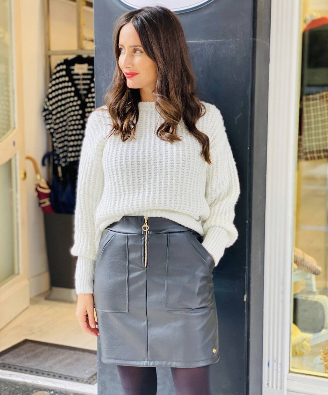 Sobrecamisas de cuadros, jerseys de cuello alto, botas de estilo militar, flecos, prendas de flores, piezas 'navy', el chándal, la gabardina, las sudaderas con y sin capucha, la polipiel en todas sus versiones, 'maxi' abrigos acolchados, blazers 'oversize'... éstas y otras muchas tendencias otoño-invierno las puedes encontrar en los comercios guipuzcoanos