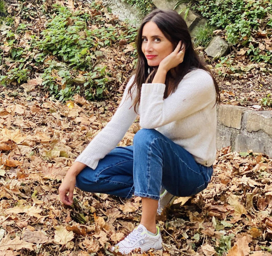 Sobrecamisas de cuadros, jerseys de cuello alto, botas de estilo militar, flecos, prendas de flores, piezas 'navy', el chándal, la gabardina, las sudaderas con y sin capucha, la polipiel en todas sus versiones, 'maxi' abrigos acolchados, blazers 'oversize'... éstas y otras muchas tendencias otoño-invierno las puedes encontrar en los comercios guipuzcoanos