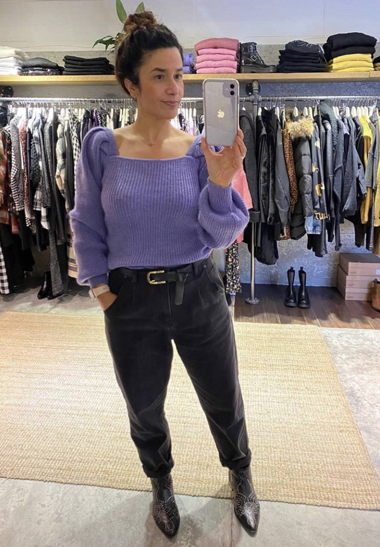 Sobrecamisas de cuadros, jerseys de cuello alto, botas de estilo militar, flecos, prendas de flores, piezas 'navy', el chándal, la gabardina, las sudaderas con y sin capucha, la polipiel en todas sus versiones, 'maxi' abrigos acolchados, blazers 'oversize'... éstas y otras muchas tendencias otoño-invierno las puedes encontrar en los comercios guipuzcoanos