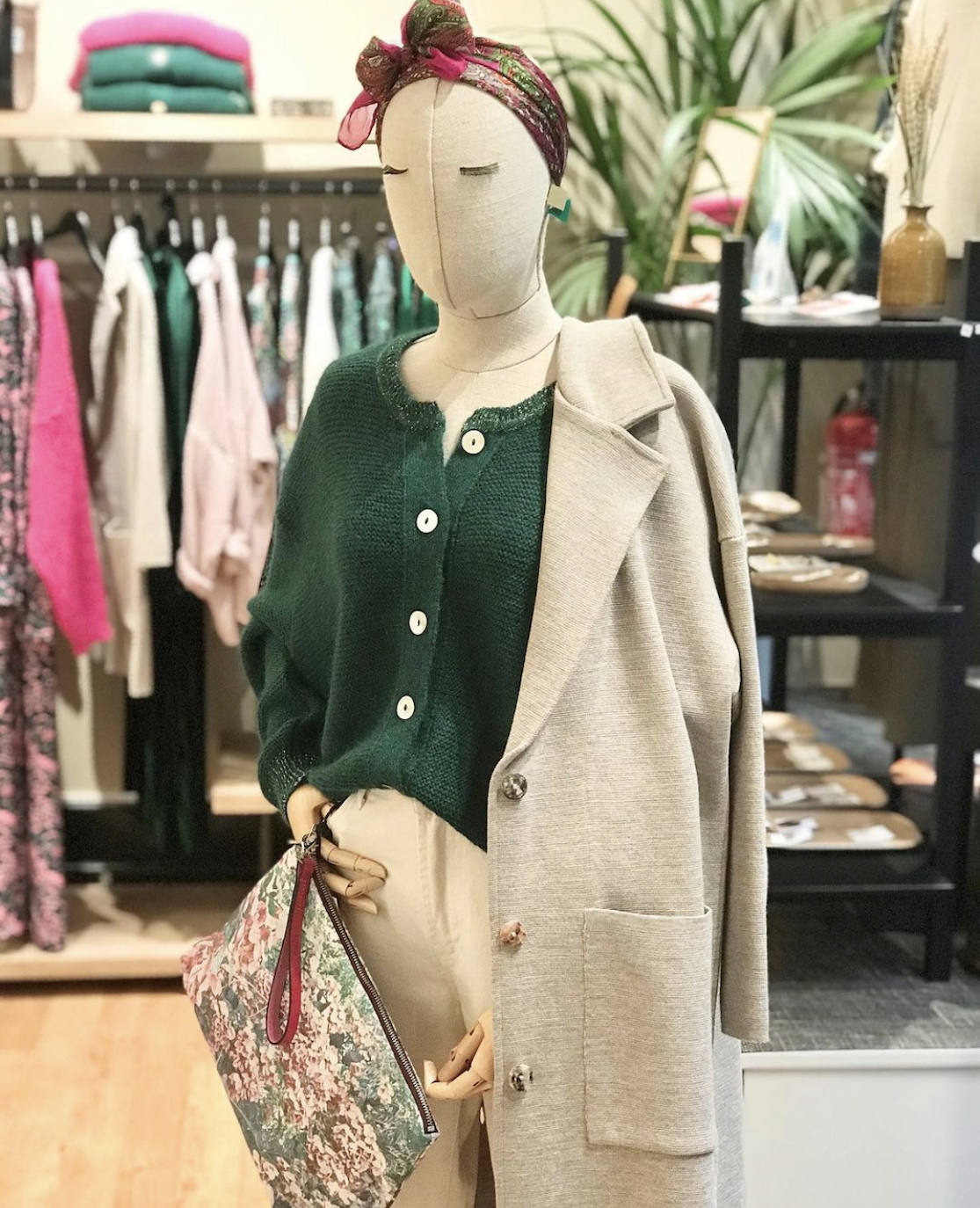 Sobrecamisas de cuadros, jerseys de cuello alto, botas de estilo militar, flecos, prendas de flores, piezas 'navy', el chándal, la gabardina, las sudaderas con y sin capucha, la polipiel en todas sus versiones, 'maxi' abrigos acolchados, blazers 'oversize'... éstas y otras muchas tendencias otoño-invierno las puedes encontrar en los comercios guipuzcoanos