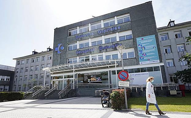 Varios brotes de coronavirus dejan al menos 135 sanitarios contagiados en el Hospital Donostia